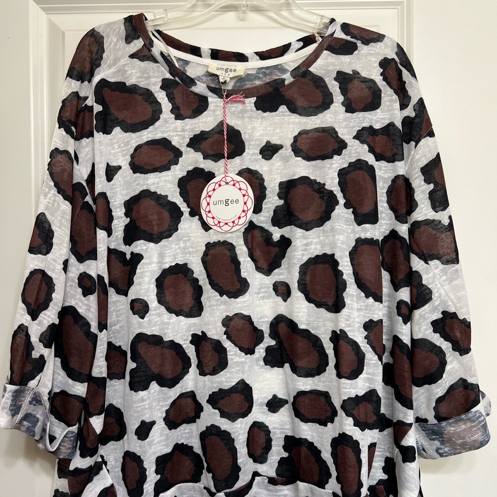 Leopard lovers, this is your top! Cute, oversized top!